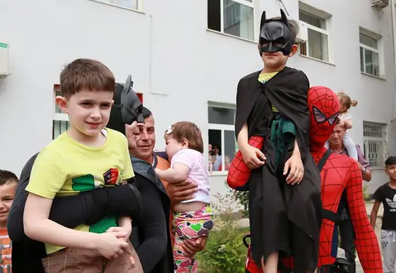 Policjanci przebrali się za superbohaterów, by rozbawić chore dzieci. Służby prawdziwie specjalne! :)