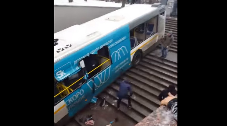 Metróaluljáróba hajtott egy busz Moszkvában