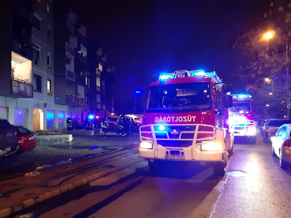 Egy társasház második emeletén csaptak fel a lángok /Fotó: Blikk 