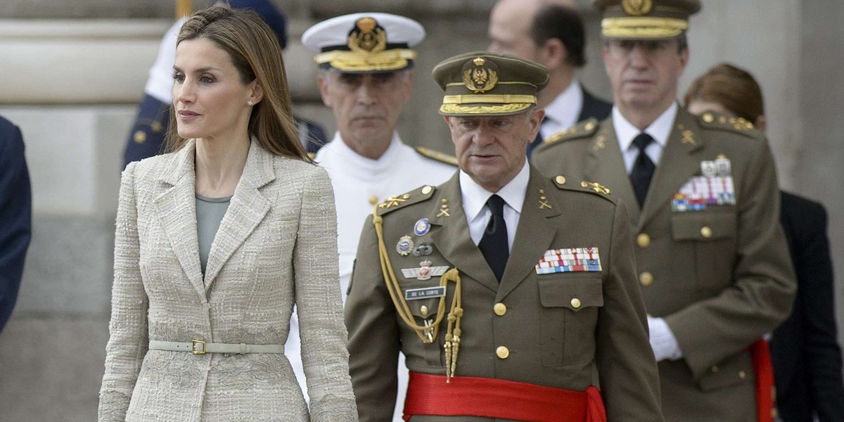 Letizia w skromnym ubiorze na imprezie wojkowskiej