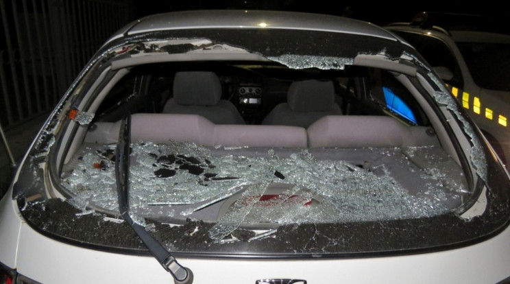 Szétvert egy autót a vádlott, 261 ezer forintnyi kárt okozott  Fotó: Police.hu