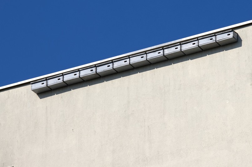 Budki lęgowe dla jerzyków wieszamy wysoko, najlepiej na ścianie z dużą przestrzenią przed otworami wlotowymi.