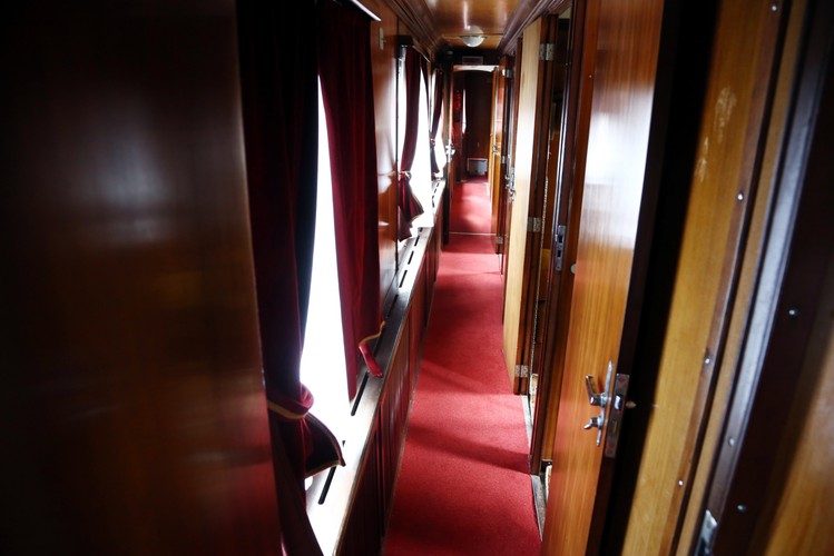 Wagon – salonka został zbudowany w Zakładach H. Cegielskiego w Poznaniu jeszcze przed wojną, w 1939 roku. Po zajęciu Polski przez hitlerowskie Niemcy, zapadła decyzja o przebudowie salonki na wagon reprezentacyjny, jednak mimo zaawansowania prac, do końca wojny modernizacja nie została ukończona. W 1946 roku wagon został przekazany ekipie rządzącej PRL. <br><br>fot.  (mr) PAP/Tomasz Gzell