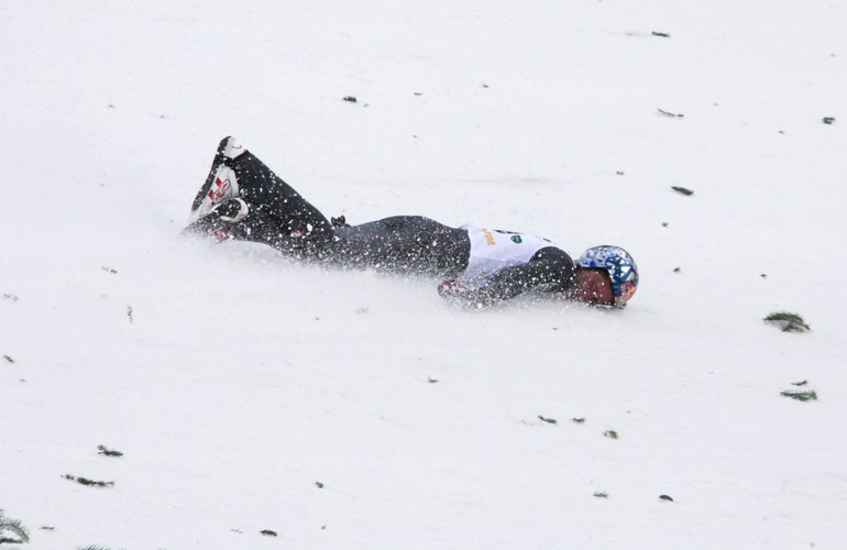 Koszmarny upadek Thomasa Morgensterna. Uderzył głową o zeskok