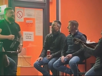 ORILO SE ISPRED LOKALA! Pevač zapevao sa ULIČNIM MUZIČAREM - SNIMAK IZMAMIO LAVINU REAKCIJA! (VIDEO)