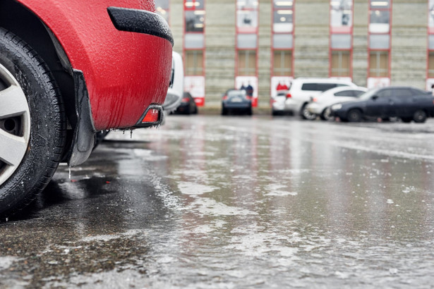 Oblodzony parking