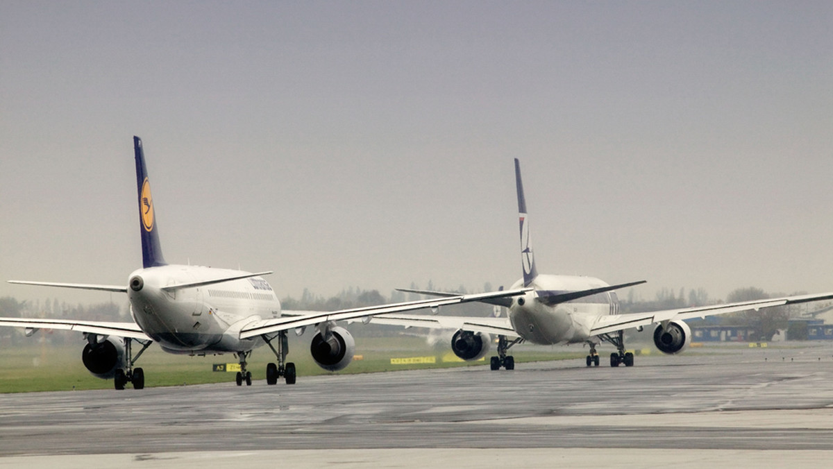 Samolot PLL LOT Embraer 175 we wtorek podczas lądowania na lotnisku Szeremietiewo w Moskwie zjechał poza drogę kołowania, prowadzącą z pasa startowego pod terminal - poinformował PAP rzecznik spółki Marek Kłuciński. Nikomu z pasażerów nic się nie stało.