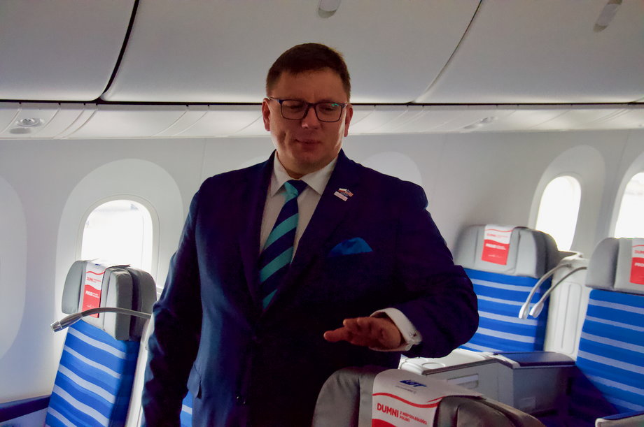 Rafał Milczarski, prezes PLL LOT na pokładzie Boeinga 787-9 Dreamliner w biało-czerwonym malowaniu