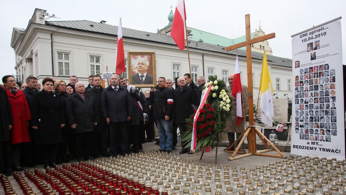 - Jasne jest już bez cienia wątpliwości, że uprawiacie dziki, barbarzyński taniec na grobach i że cieszy Was ból i oburzenie krzywdzonych – piszą członkowie inicjatywy społecznej Obywatele RP w liście skierowanym do uczestników miesięcznic smoleńskich. Zamierzają go rozdawać 10 grudnia przed Pałacem Prezydenckim w Warszawie.