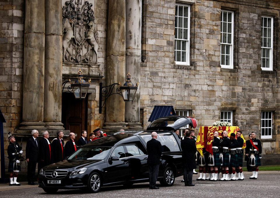 Trumna z ciałem królowej dotarła do Edynburga