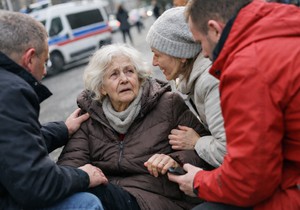 pomoć starijoj ženi, ilustracija