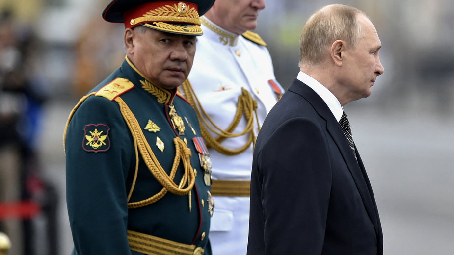 Siergiej Szojgu (z lewej) stojący za Władimirem Putinem