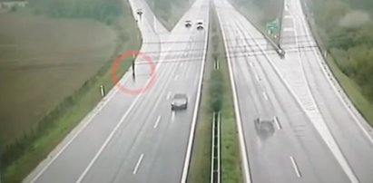  Jechał hulajnogą po autostradzie. Jego tłumaczenie zwala z nóg [WIDEO]