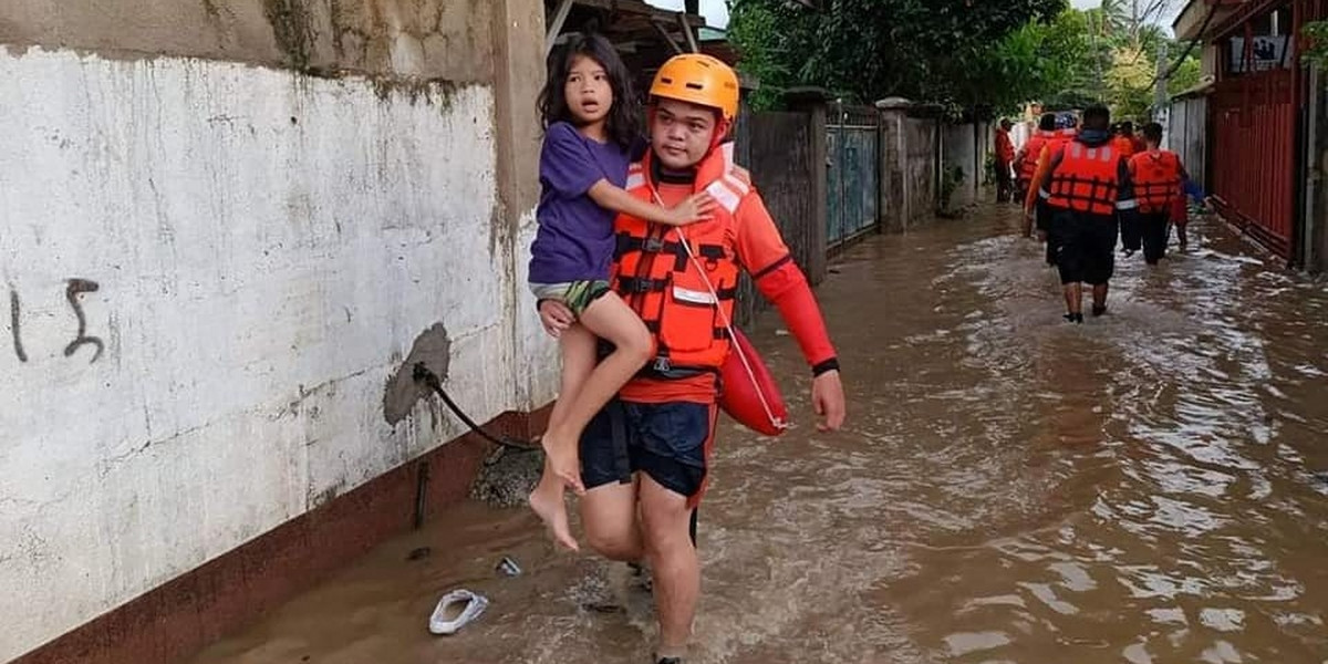 Gwałtowna burza na Filipinach. Powodzie zabiły co najmniej kilkadziesiąt osób.
