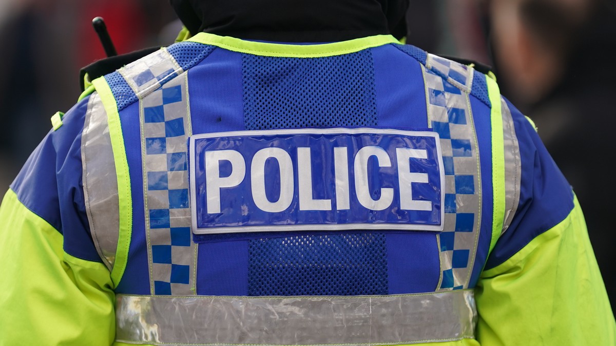 Brutálisan bántalmazás a manchesteri repülőtéren: arcon rúgott, majd fejen taposott egy földön fekvő férfit egy brit rendőr – videó