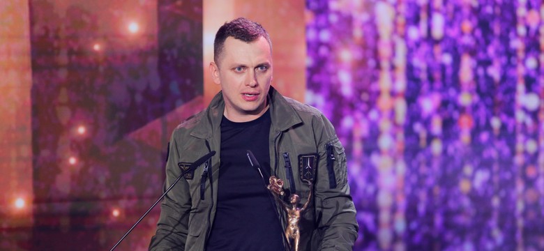 Dziennikarz TVN24 pokazał dramatyczną akcję ratunkową. Kobieta utknęła w samochodzie [WIDEO]