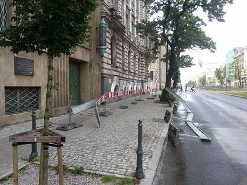 Barierki blokują chodniki w centrum Łodzi bo sypią się kamienice 