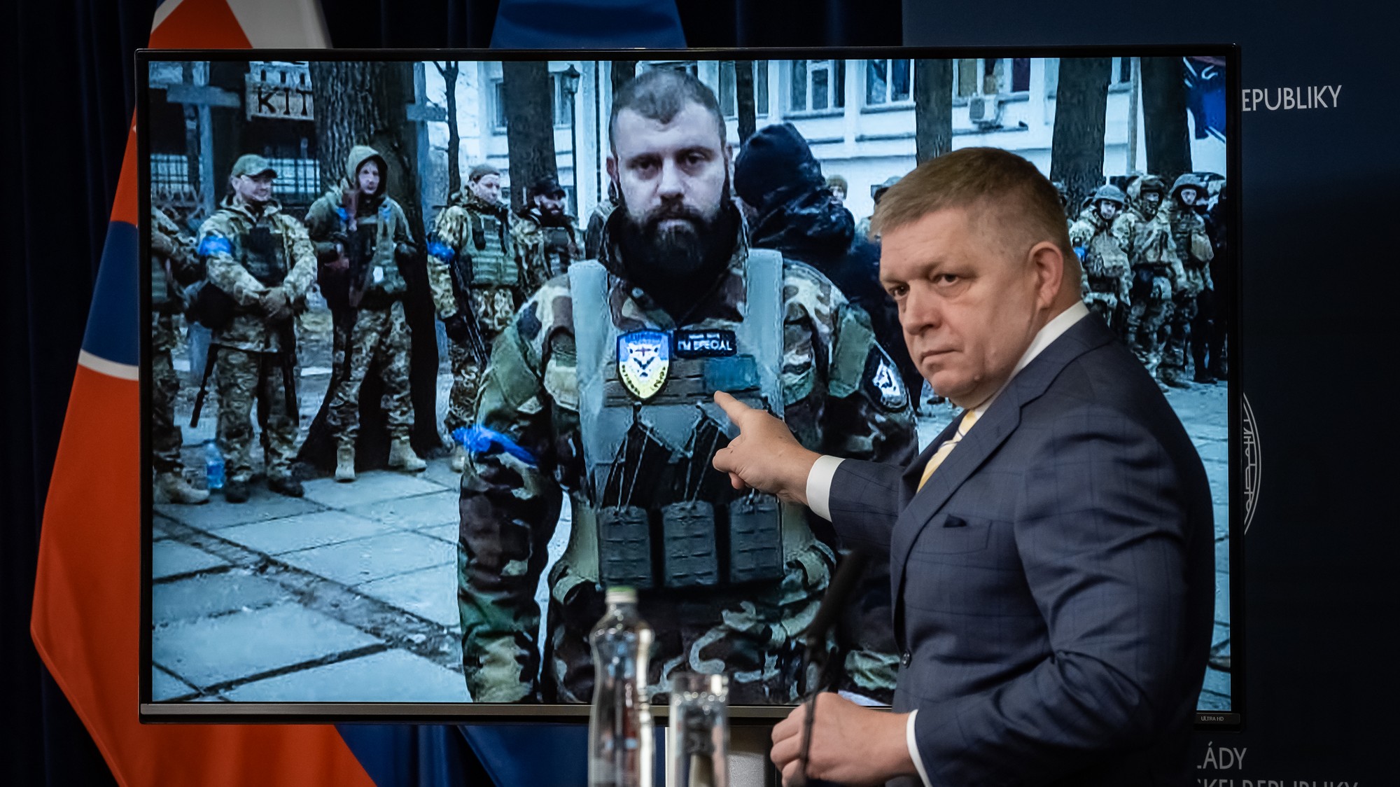 Predseda vlády Robert Fico ukazuje na fotografiu, na ktorej je veliteľ Gruzínskej národnej légie Mamuka Mamulašvili.