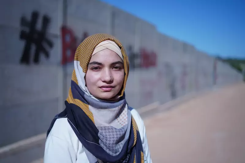 Parwana Amiri, uchodźczyni z Afganistanu, założyła w obozie Ritsona szkołę dzięki polskim darczyńcom