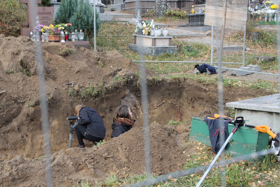 Na kcmentarzu na Piaskach rozpoczęły się badania