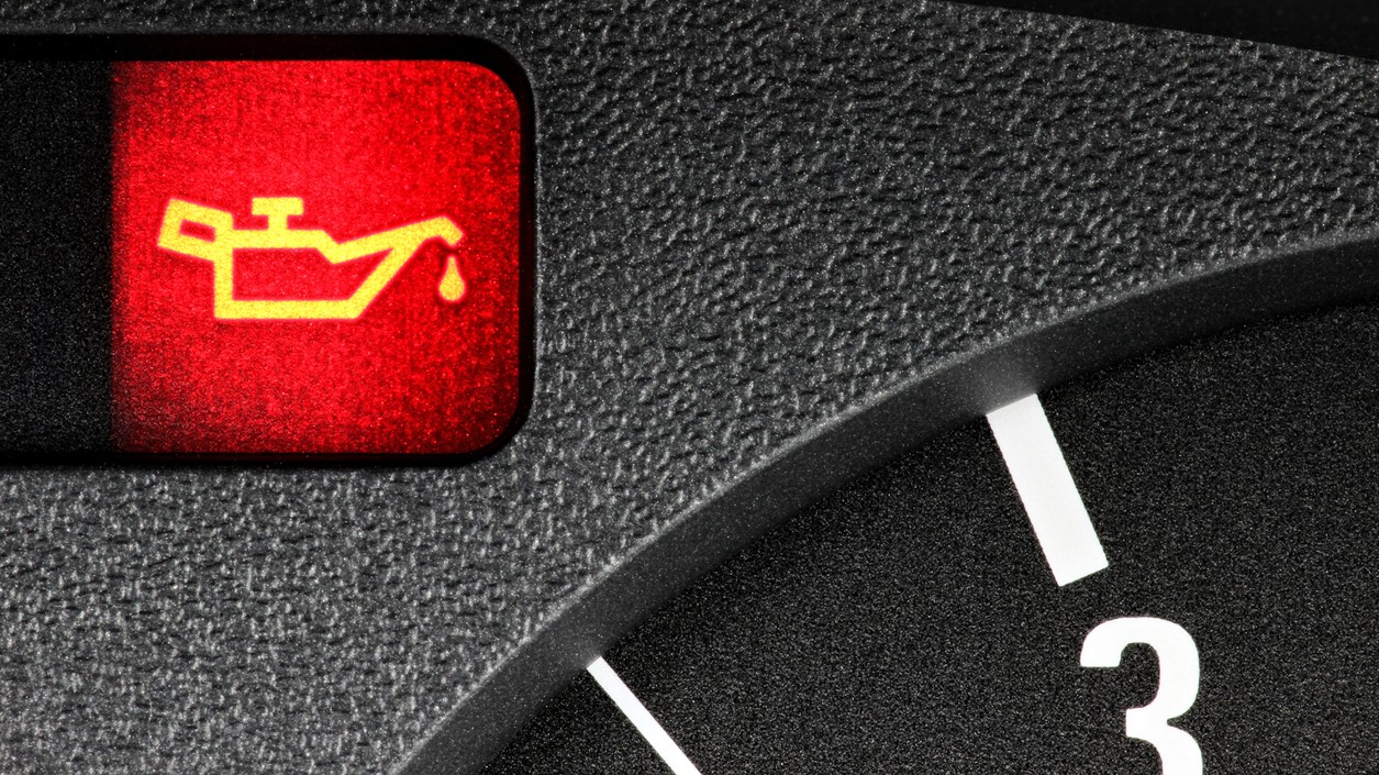 Červená kontrolka oleja nie je varovanie. Je to príkaz okamžite zastaviť a vypnúť motor.