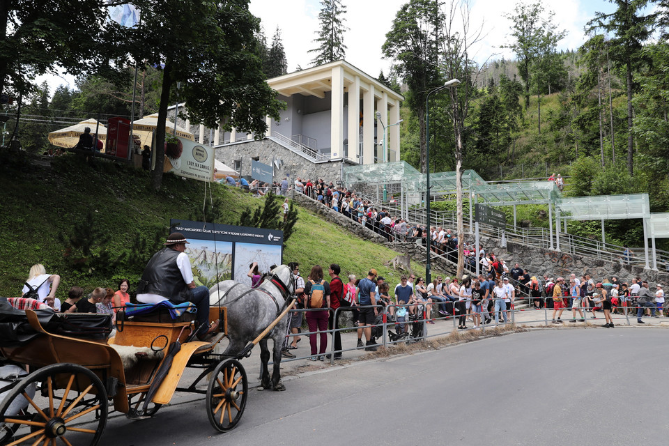 Tłumy turystów przy dolnej stacji kolei linowej na Kasprowy Wierch w Kuźnicach