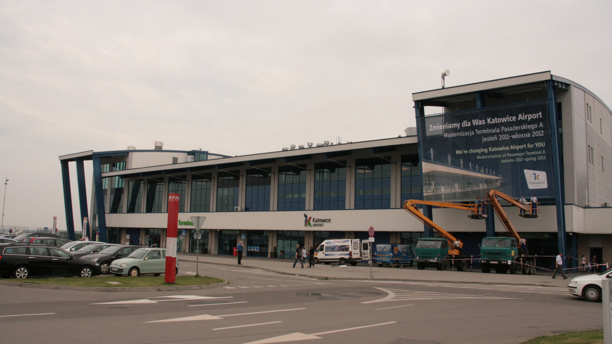 Nocne opady marznącego deszczu postawiły lotnisko Katowice w Pyrzowicach w stan gotowości. Pasażerów informowano o "ekstremalnie niekorzystnych warunkach atmosferycznych" jakie miały wystąpić w poniedziałek i wpłynąć na funkcjonowanie portu. Na szczęście od rana samoloty lądują i startują zgodnie z planem.