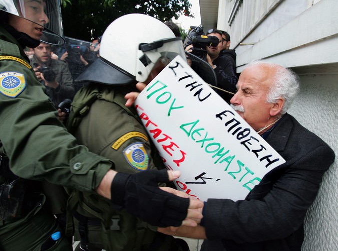 3 marca 2010 - wielki protest przeciwko cięciom budżetowym w Atenach. Grecka policja próbuje powstrzymać demonstrantów, chcących wedrzeć się do siedziby rządu
