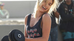 Hailey Baldwin, aniołek Victoria's Secret, w bikini na plaży