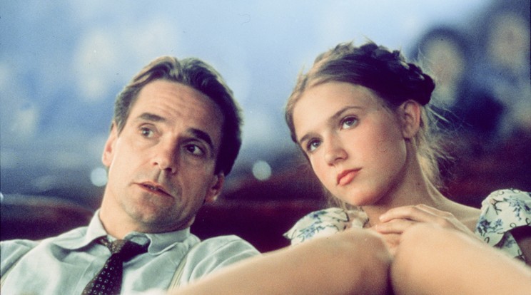 Az 1997-es filmben Jeremy Irons és Dominique Swain játszotta a főszerepet /Fotó: Northfoto