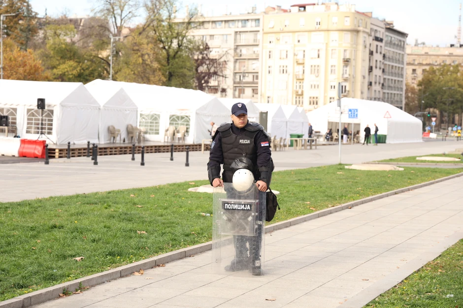Policajac kod kampa ispred Skupštine