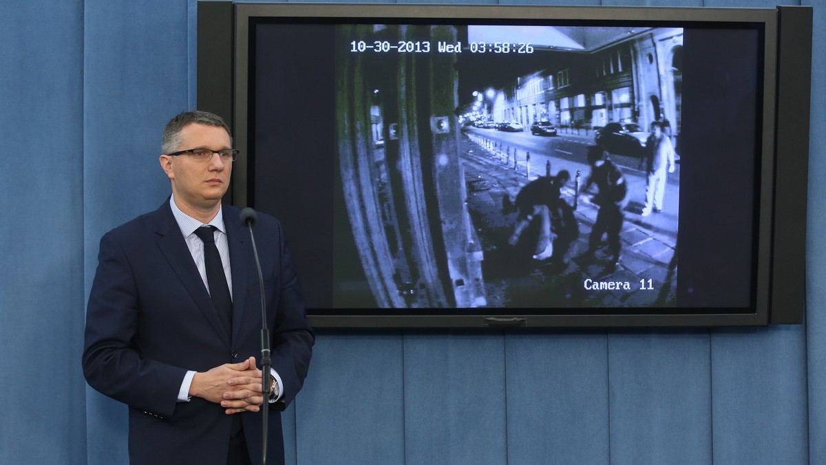 Do Prokuratury Okręgowej w Płocku trafi sprawa ujawnienia w mediach części nagrań z monitoringu wideo pokazujących fragment zajścia z udziałem posła Przemysława Wiplera i interweniujących policjantów - postanowiła w piątek Prokuratura Apelacyjna w Warszawie.