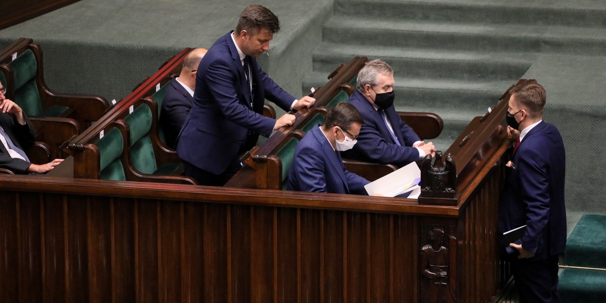 Pytany o spekulacje, że niezależnie od tych danych lockdown może zostać ogłoszony 10 listopada, aby uniemożliwić organizację Marszu Niepodległości dzień później, Müller odparł, że jeżeli chodzi o wszelkie protesty, marsze, czy zgromadzenia, to aktualne ograniczenia "już obejmują tego typu sytuację".