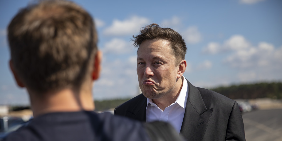 Elon Musk jest bardzo aktywnym użytkownikiem Twittera. Często wrzuca po prostu memy i różne żarty, ale raz na jakiś czas wśród nich przewija się informacja dotycząca np. nowych planów SpaceX czy Tesli. 