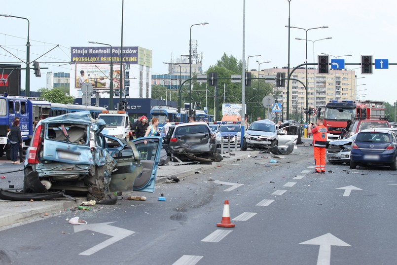 Wypadek, do którego doszło w Krakowie, spowodował kierowca białego tira. Świadkowie twierdzą, że staranował auta, przejeżdżając przez skrzyżowanie na czerwonym świetle. Ściął też latarnie na ul. Kobierzyńskiej. Kierowca odjechał w kierunku zakopianki, jednak udało się go zatrzymać kilka ulic dalej przy ul. Brożka - donosi tvn24.pl. Strażacy musieli użyć specjalistycznego sprzętu, aby wyciągnąć trzy osoby uwięzione w pojazdach. W akcji brało udział Lotnicze Pogotowie Ratunkowe oraz siedem zastępów straży pożarnej.