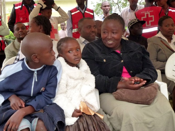 W Nairobi w czasie afrykańskiej zimy (czyli mniej więcej wtedy, gdy w Europie jest lato), temperatura nie przekracza w ciągu dnia 25 stopni Celsjusza. To doskonała okazja do założenia futra.