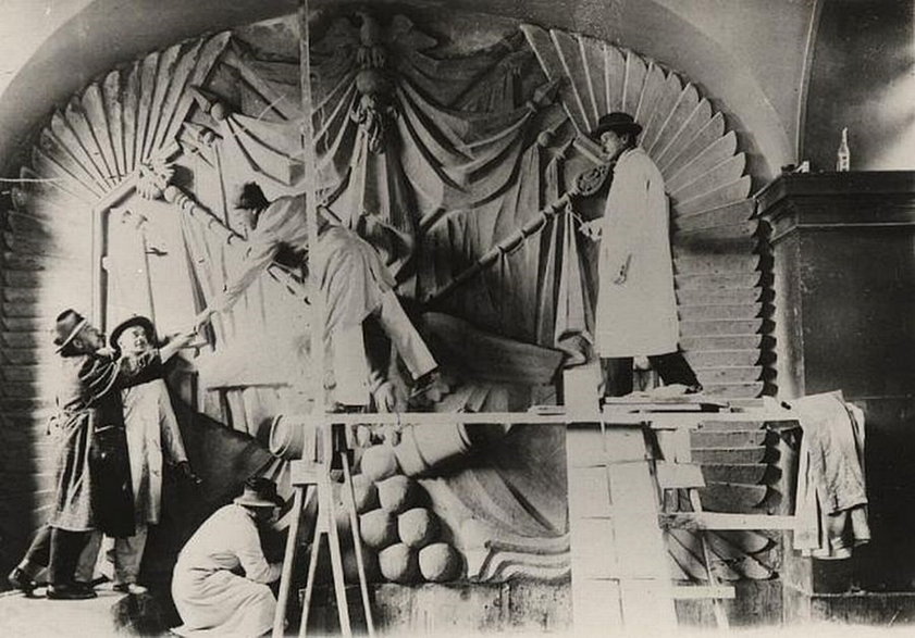 1925 rok. Prace przy płaskorzeźbie stanowiącej niegdyś część Grobu Nieznanego Żołnierza. Fot. Archiwum Państwowe m. st. Warszawy.