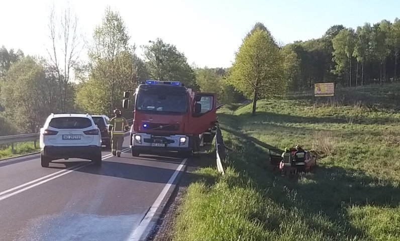 Wypadek na DK 51 pod Olsztynem. Kierowca audi uderzył w znak i zatrzymał się na łące [ZDJĘCIA]