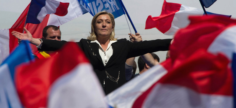 Jak Marine Le Pen stała się szanowanym politykiem (i dlaczego nie powinniśmy dać się na to nabrać)