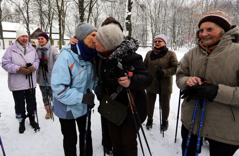 90-latka obchodziła urodziny na zajęciach nordic walking