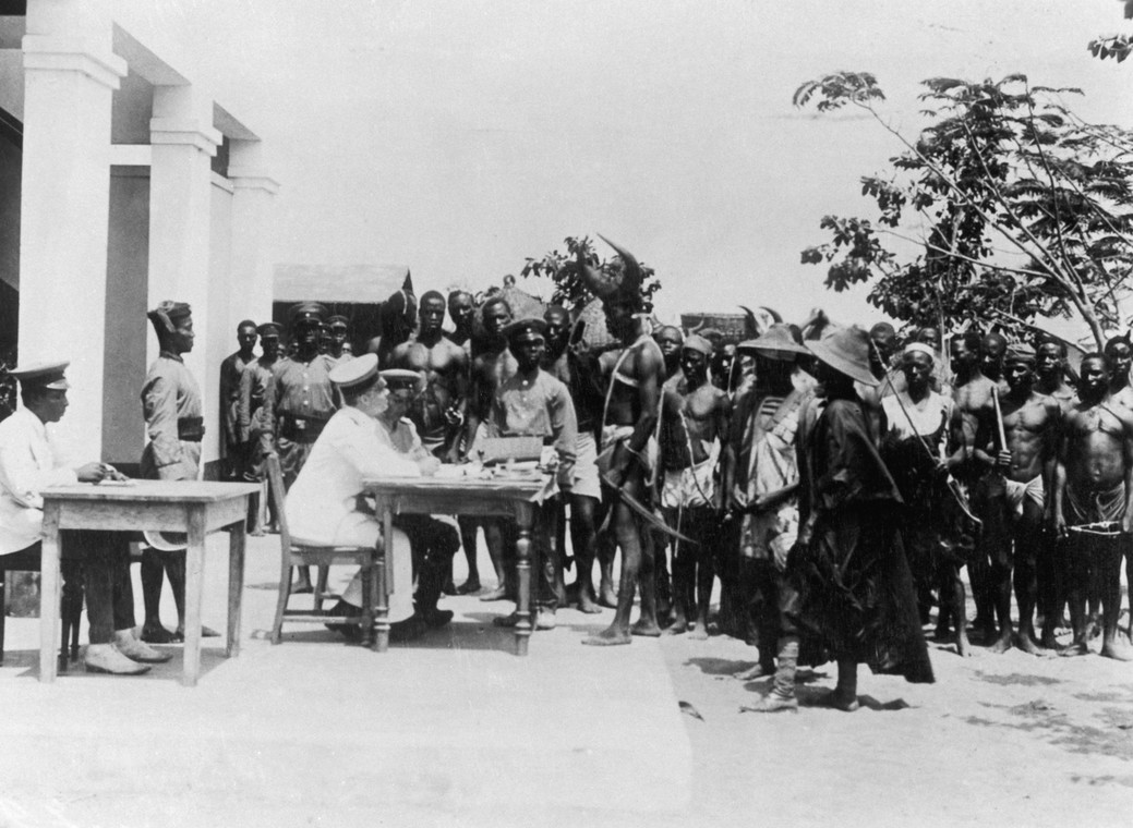 Mieszkańcy Togolandu, należącej do Cesarstwa Niemieckiego kolonii (dzisiejszego Togo) zapisują się co cesarskiej armii, 1914 r. 