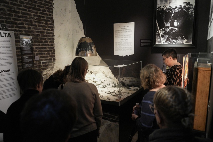 Posetioci razgledaju nove eksponate