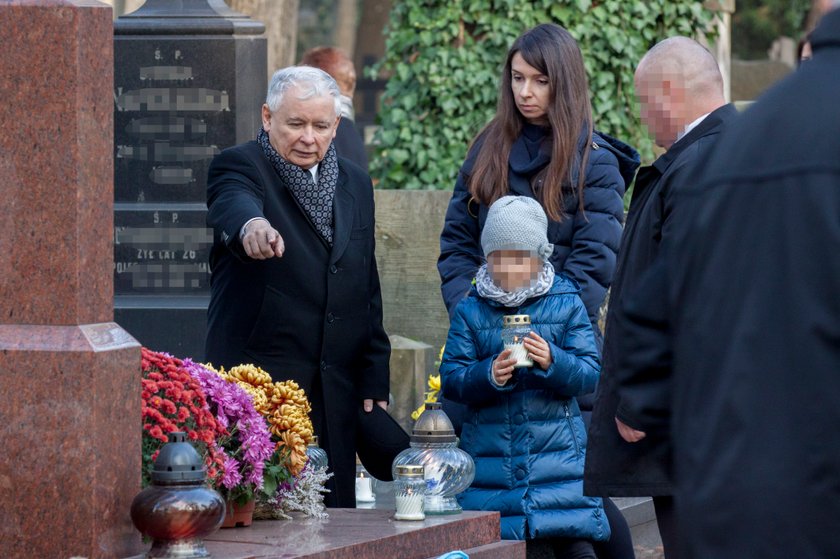 Kaczyński z Martą i jej córkami na Powązkach