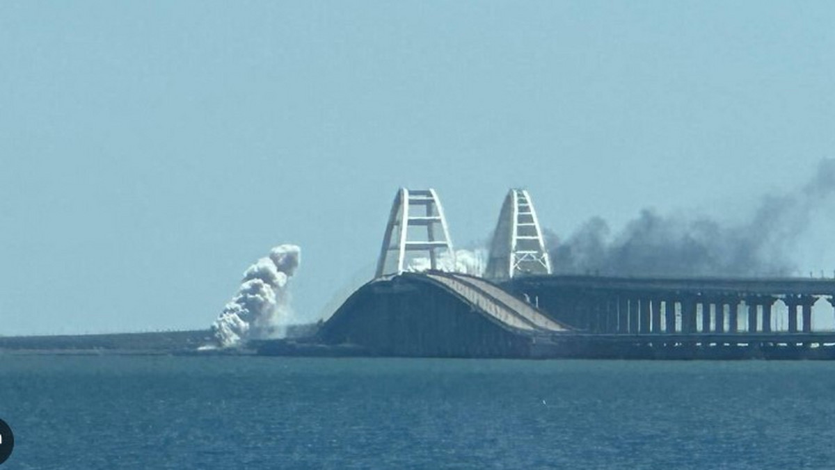 Zasłona dymna na Moście Krymskim. Utworzył się tam ogromny korek