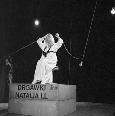 Wystawa <I>Konstrukcja w procesie</I>, Łódź 1981, Natalia LL, performance <I>Drgawki</I>