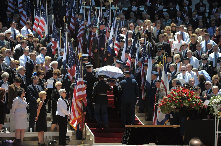 Počasna garda odnosi kovčeg Roberta Birda nakon komemoracije