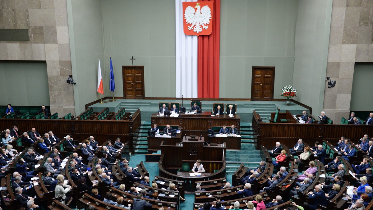 Sejm zdecydował dzisiaj o podniesieniu od roku 2016 wydatków obronnych do poziomu 2 proc. PKB. Za nowelizacją ustawy o przebudowie i finansowaniu armii głosowało 402 posłów, przeciw dwóch, dwóch się wstrzymało. Decyzję Sejmu skomentował m.in. szef resortu obrony Tomasz Siemoniak. - To jeden z najważniejszych dni w mojej kadencji - mówił dziennikarzom.