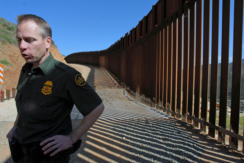 USA MEXICO BORDER FENCE