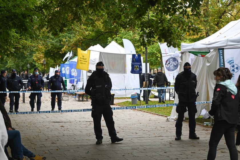 Warszawa. Strzał  w białym miasteczku. Nie żyje 94-latek