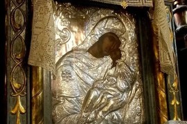 Na Veliku Gospojinu ikoni Presvete Bogorodice Savinske vernici se MOLE NA POSEBAN NAČIN: Uvereni su da donosi čudo svakom ko joj OVAKO PRIĐE